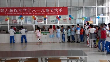 給孩子們送去一份快樂(lè )——公司多家小學(xué)餐廳、美食廣場(chǎng)舉辦六一兒童節活動(dòng)