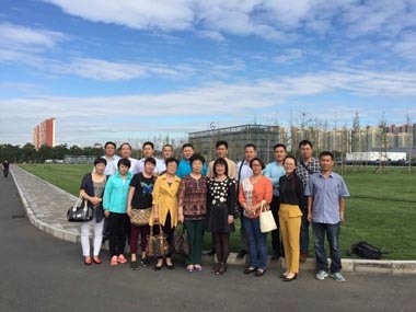 在奔馳園區合影 在奔馳園區合影