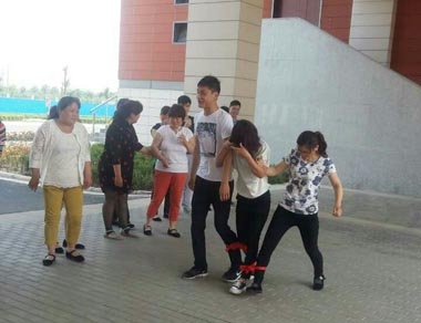 鄭州區域員工正在進(jìn)行“綁腿跑” 鄭州區域員工正在進(jìn)行“綁腿跑”