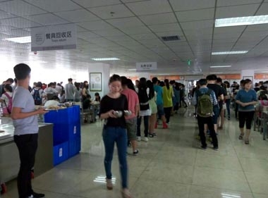 某知名培訓機構餐廳開(kāi)餐現場(chǎng) 某知名培訓機構餐廳開(kāi)餐現場(chǎng)