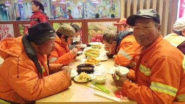 健力源美食廣場(chǎng)的“冬日暖心”活動(dòng)環(huán)衛工人就餐 健力源美食廣場(chǎng)的“冬日暖心”活動(dòng)環(huán)衛工人就餐