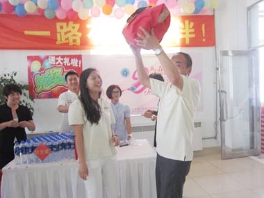 華晨發(fā)動(dòng)機一等獎獲得者舉起獎品
