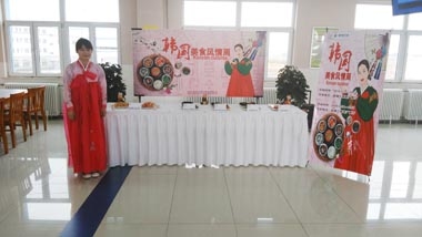 餐廳員工身著(zhù)韓國服裝站在展臺前 餐廳員工身著(zhù)韓國服裝站在展臺前