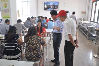 葛總問(wèn)詢(xún)老師對餐品的意見(jiàn) 葛總問(wèn)詢(xún)老師對餐品的意見(jiàn)