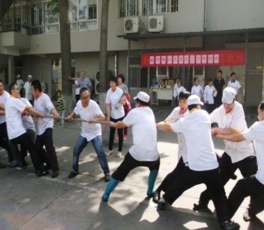 青島海爾快餐廠(chǎng)員工正在進(jìn)行拔河比賽 青島海爾快餐廠(chǎng)員工正在進(jìn)行拔河比賽