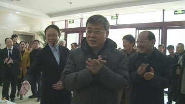 郭樹(shù)清省長(cháng)鼓掌祝賀餐廳試營(yíng)業(yè) 郭樹(shù)清省長(cháng)鼓掌祝賀餐廳試營(yíng)業(yè)
