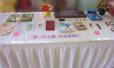 “關(guān)愛(ài)母親，慈母展區”中的各種物件