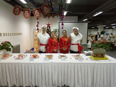 餐廳員工展示為美食節特別準備的服裝