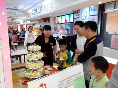 濟南銀座美食廣場(chǎng)向顧客贈送蛋糕 濟南銀座美食廣場(chǎng)向顧客贈送蛋糕