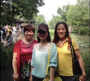 上海大區優(yōu)秀員工在旅游中合影 上海大區優(yōu)秀員工在旅游中合影