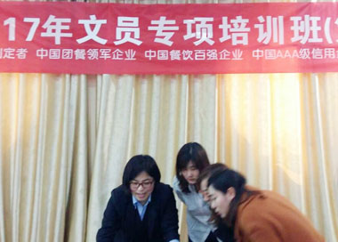 人力資源部劉桂梅現場(chǎng)進(jìn)行U9人力系統演示