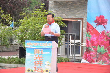 健力源集團工會(huì )副主席戰桂華在助學(xué)活動(dòng)儀式上發(fā)言