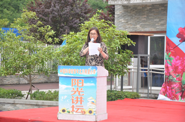 青島市紅十字會(huì )副會(huì )長(cháng)牛素梅在助學(xué)活動(dòng)儀式上講話(huà)