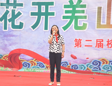 北川縣政協(xié)副主席陸桂瓊在助學(xué)活動(dòng)儀式上講話(huà)