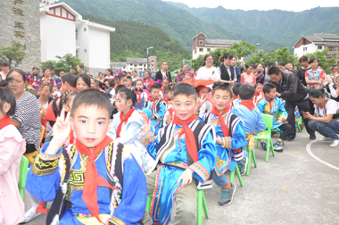 曲山鎮小學(xué)穿著(zhù)民族服裝的孩子們
