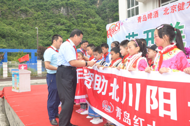 健力源集團工會(huì )副主席戰桂華給孩子們發(fā)放助學(xué)金