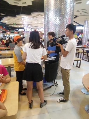 濰坊電視臺采訪(fǎng)我公司濰坊銀座美食廣場(chǎng)拾金不昧員工王秀榮