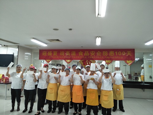 海爾洲際員工展示客戶(hù)發(fā)的表?yè)P信