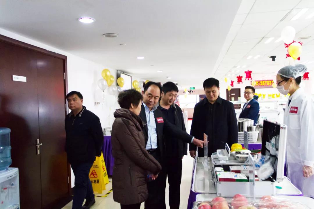 薦董為商標局領(lǐng)導講解我們的食材農殘檢測和餐具清潔度檢測