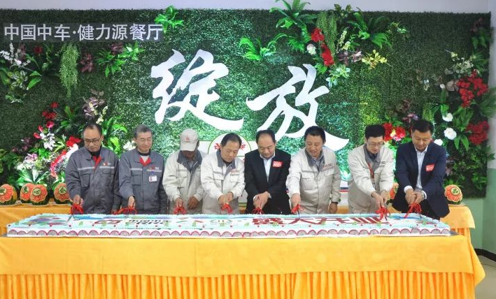 雙方領(lǐng)導一同切開(kāi)開(kāi)業(yè)大蛋糕~
