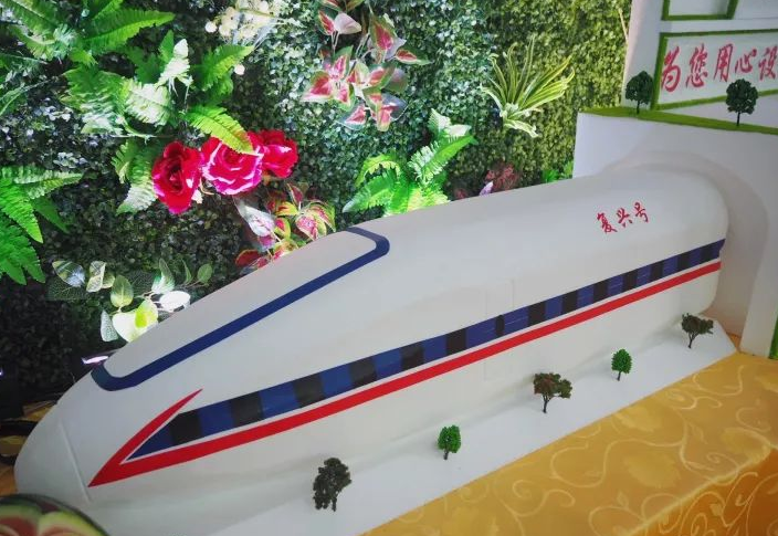 手工制作的動(dòng)車(chē)模型“復興號”