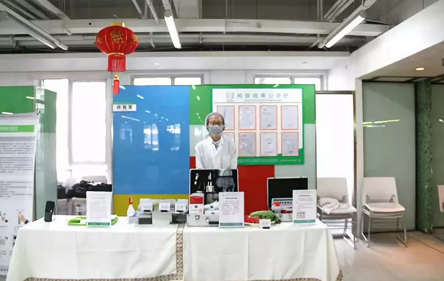 體系人員現場(chǎng)進(jìn)行食材檢測