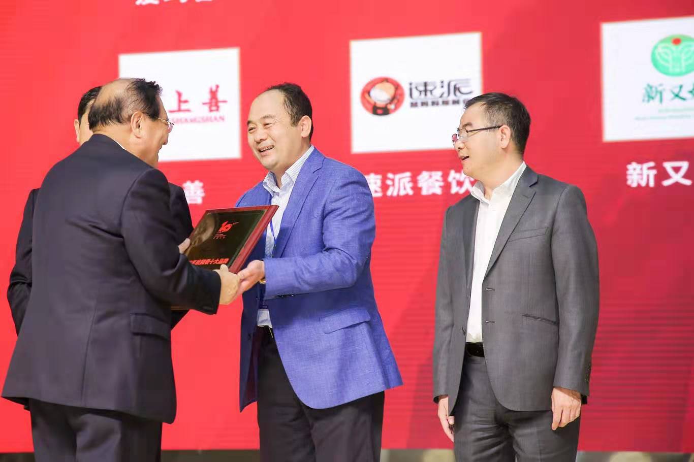 2019年度團餐十大品牌薦世新董事長(cháng)領(lǐng)獎