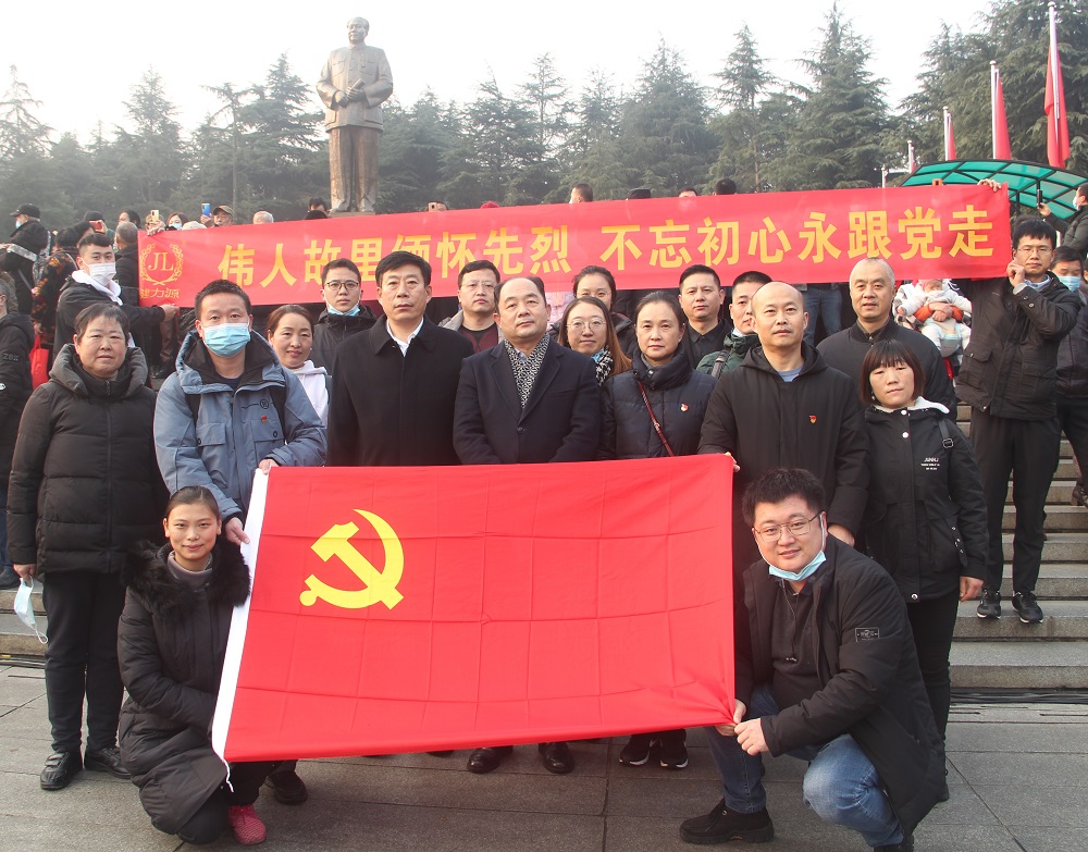 集團董事長(cháng)薦世新和公司黨員、先進(jìn)分子前往韶山毛主席故居開(kāi)展黨建愛(ài)國教育活動(dòng)