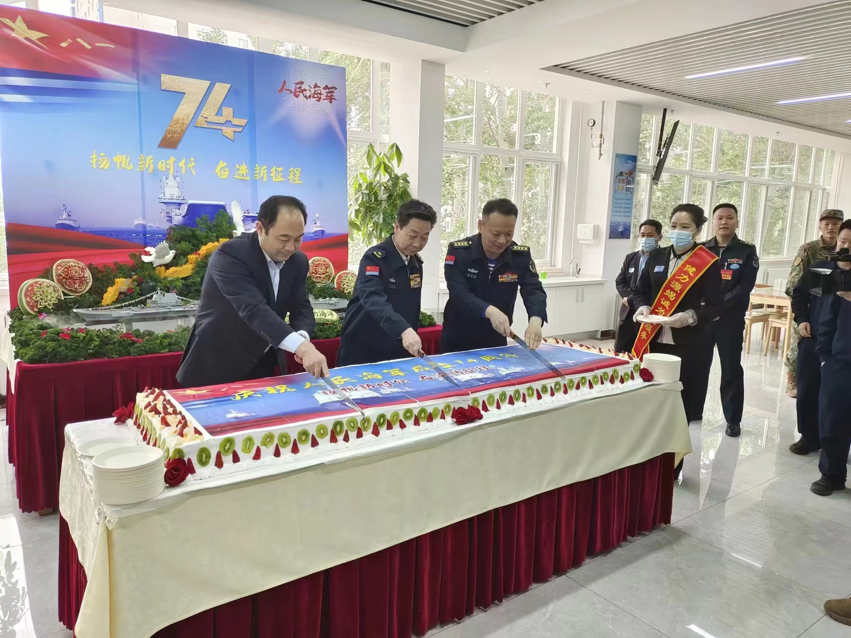 向海圖強 逐夢(mèng)深藍——集團海軍系統各餐廳舉行慶祝人民海軍74歲生日活動(dòng)